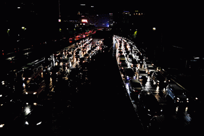 Pengendara terjebak Kemacetan di Jalan Gatot Subroto, Jakarta, Senin, (9/5/2022).