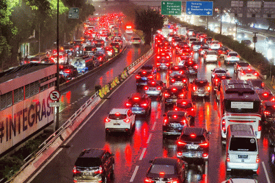 Pengendara terjebak Kemacetan di Jalan Gatot Subroto, Jakarta, Senin, (9/5/2022).