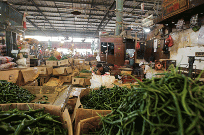 Suasana aktivitas pedagang di Pasar Induk Kramat Jati, Jakarta Timur, Senin (9/5/2022).
