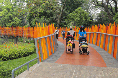 Ratusan pengunjung meramaikan area taman Tebet Eco Park, Jakarta Selatan, Senin (9/5/2022).