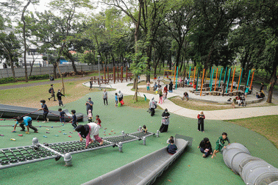 Ratusan pengunjung meramaikan area taman Tebet Eco Park, Jakarta Selatan, Senin (9/5/2022).