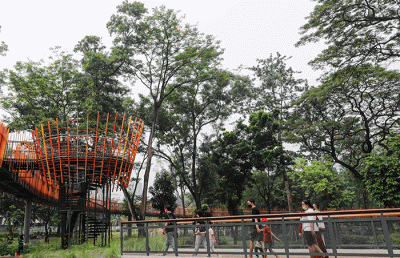 Ratusan pengunjung meramaikan area taman Tebet Eco Park, Jakarta Selatan, Senin (9/5/2022).