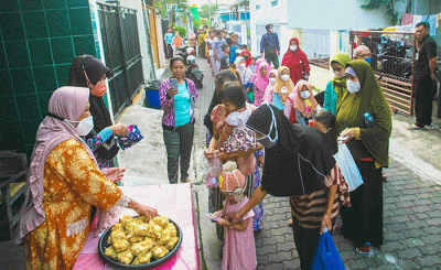 Anak-anak mengantre untuk mendapat kupat jembut beserta fitrah (uang Lebaran) di RW 1 Kelurahan Pedurungan Tengah, Kecamatan Pedurungan, Kota Semarang.