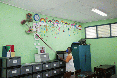 Petugas membersihkan ruang kelas di lingkungan SDN Gondangdia 01, Jakarta, Senin (9/5/2022).