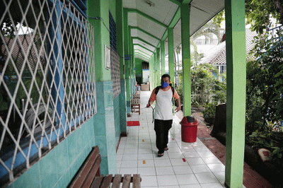 Petugas membersihkan ruang kelas di lingkungan SDN Gondangdia 01, Jakarta, Senin (9/5/2022).