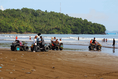 Wisatawan mengendarai Motor ATV di kawasan Pantai Air Manis, di Kota Padang, Kecamatan Padang Selatan, Sumatera Barat, Senin (9/5/2022).