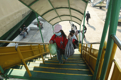 Penumpang mudik gratis menaiki KM Ciremai tujuan Jakarta di Dermaga Pelabuhan Tanjung Emas Semarang, Jawa Tengah, Selasa (10/5/2022).