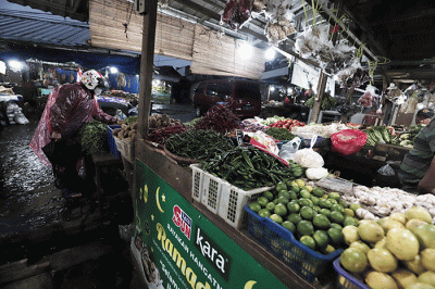 Pedagang merapikan dagangannya di Pasar Kecapi, Kota Bekasi, Jawa Barat, Senin (9/5/2022).