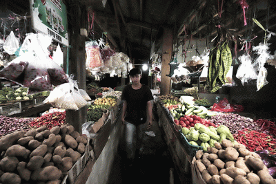 Pedagang merapikan dagangannya di Pasar Kecapi, Kota Bekasi, Jawa Barat, Senin (9/5/2022).