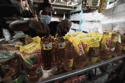 Pedagang menunjukkan minyak goreng kemasan disalah satu toko di Kota Bekasi, Jawa Barat, Selasa (10/5/2022).