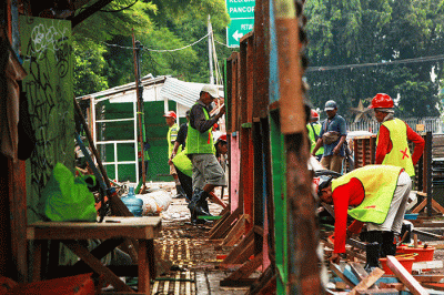 Sejumlah pekerja membongkar fisik bangunan Pasar Hewan yang berada di Jalan Barito Raya, Jakarta, Selasa (10/5/2022).