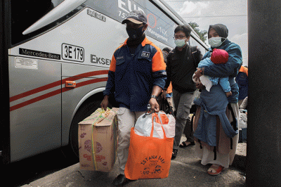 Sejumlah penumpang turun dari bus antarkota antarprovinsi saat arus balik mudik lebaran 2022 di Terminal Kampung Rambutan, Jakarta Timur, Selasa (10/5/2022).