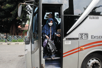 Sejumlah penumpang turun dari bus antarkota antarprovinsi saat arus balik mudik lebaran 2022 di Terminal Kampung Rambutan, Jakarta Timur, Selasa (10/5/2022).