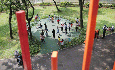 Pengunjung bermain di area playground di Tebet Eco Park, Jakarta, Selasa (10/5/2022).