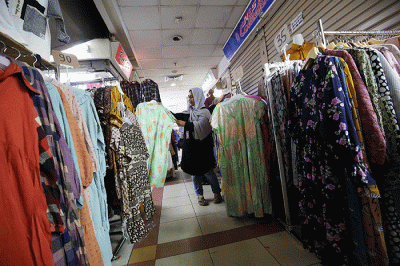 Warga berbelanja di Blok B Pasar Tanah Abang, Jakarta, Rabu (11/5/2022).