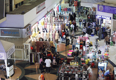 Warga berbelanja di Blok B Pasar Tanah Abang, Jakarta, Rabu (11/5/2022).