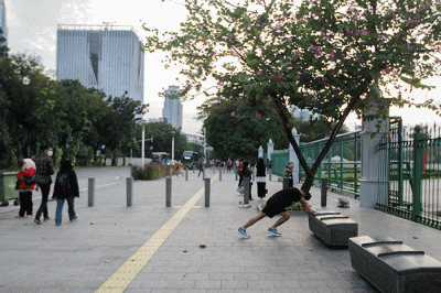 Warga melintas di Pedestrian kawasan Monas, Jakarta Pusat, Rabu (11/5/2022).