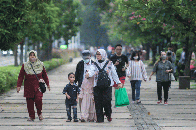 Warga melintas di Pedestrian kawasan Monas, Jakarta Pusat, Rabu (11/5/2022).