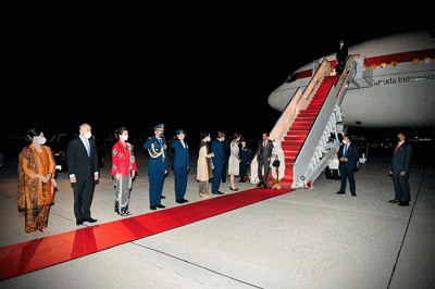 Presiden Joko Widodo dan Ibu Iriana Joko Widodo beserta rombongan tiba di Pangkalan Militer Andrews, Washington DC, Amerika Serikat.