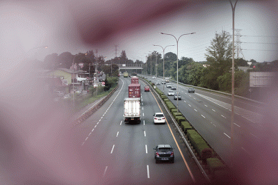 Pengendara melintas di jalan tol Jorr di kawasan Jatiwarna, Kota Bekasi, Jawa Barat, Rabu (11/5/2022).
