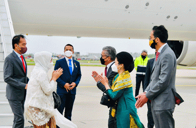 Pesawat Garuda Indonesia GIA-1 yang membawa Presiden Joko Widodo dan Ibu Iriana Jokowi beserta rombongan tiba di Bandara Internasional Schipol di Amsterdam.