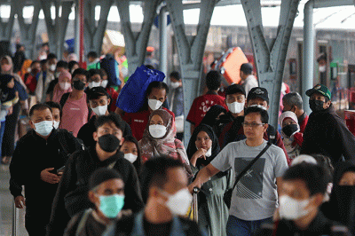 Sejumlah penumpang berjalan setibanya di Stasiun Senen, Jakarta, Rabu (11/5/2022).