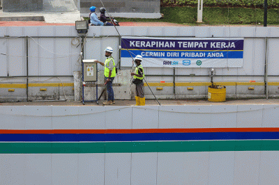 Pekerja beraktivitas di proyek revitalisasi Halte Transjakarta Sarinah, Jakarta Pusat, Rabu (11/5/2022).