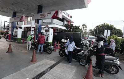 Petugas mengisi BBM di SPBU Jalan Raya Hankam, Kota Bekasi, Jawa Barat, Kamis (12/5/2022).