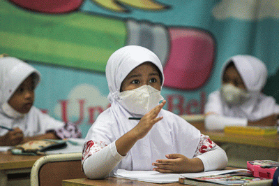 Suasana pembelajaran tatap muka (PTM) 100 persen usai libur lebaran di SDN Pinang Ranti 07, Jakarta Timur, Kamis (12/5/2022).
