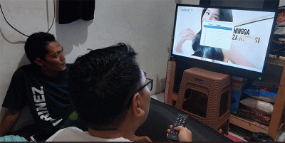 Warga menyaksikan siaran televisi di kawasan Pedurenan, Kota Bekasi, Jawa Barat, Rabu (11/5/2022).