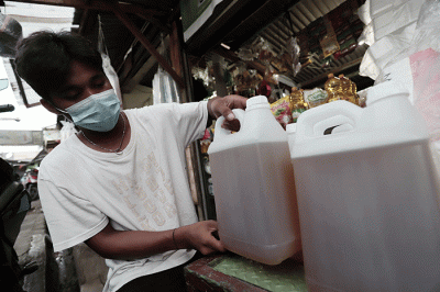 Pedagang menunjukkan minyak goreng curah di Pasar Kecapi, Kota Bekasi, Jawa Barat, Kamis (12/5/2022).
