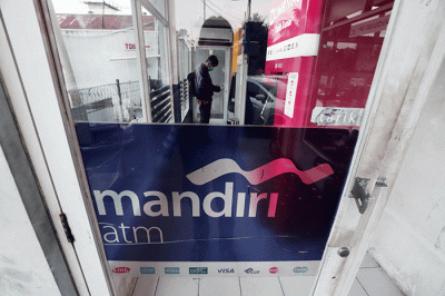 Warga sedang melakukan transaksi di Anjungan Tunai Mandiri kawasan Kota Bekasi, Kamis (12/5/2022).
