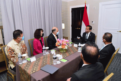 Presiden Joko Widodo menerima kunjungan Chairman dan CEO Air Products, Seifi Ghasemi, di Hotel Ritz Carlton, Washington DC, Kamis (12/5/2022).