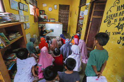 Head of CRS MNC Group Tengku Havid (kedua kanan) menyerahkan bantuan buku secara simbolis kepada Founder Rumah Baca Zhaffa Yudi di Rumah Baca Zhaffa.