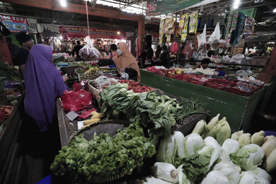 Suasana aktivitas pedagang di Pasar Kecapi, Kota Bekasi, Jawa Barat, Jumat (13/5/2022).