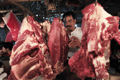 Pedagang memotong daging sapi di Kota Bekasi, Jawa Barat, Jumat (13/5/2022).