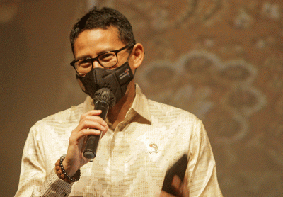 Menparekraf Sandiaga Salahuddin Uno (tengah) berfoto bersama para pemain film Srimulat: Hil Yang Mustahal di Epicentrum XXI, Jakarta, Kamis (12/5/2022) malam.