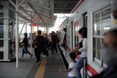 Sejumlah penumpang menunggu kedatangan KRL Commuter Line di Stasiun Manggarai, Jakarta, Jumat, (13/5/2022).