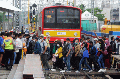 Sejumlah penumpang menunggu kedatangan KRL Commuter Line di Stasiun Manggarai, Jakarta, Jumat, (13/5/2022).