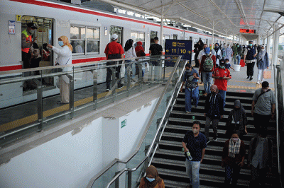 Sejumlah penumpang menunggu kedatangan KRL Commuter Line di Stasiun Manggarai, Jakarta, Jumat, (13/5/2022).