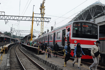 Sejumlah penumpang menunggu kedatangan KRL Commuter Line di Stasiun Manggarai, Jakarta, Jumat, (13/5/2022).