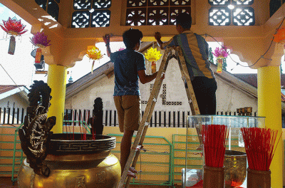 Pengurus Yayasan Buddhakirti mempersiapkan berbagai keperluan untuk pelaksanaan Hari Raya Trisuci Waisak 2566 BE di Wihara Dharmakirti, Palembang.