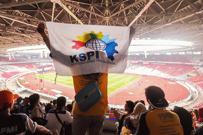 Massa aksi yang tergabung dalam kelompok buruh mengikuti kegitan May Day Fiesta di Stadion Utama Gelora Bung Karno, Senayan, Jakarta Selatan, Sabtu (14/5/2022).