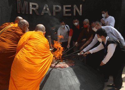 Puluhan Bhikkhu Sangha yang dipimpin YM Biksu Samantha Kusala Mahasthavira menggelar upacara ritual Api Dharma Tri Suci Waisak di Mrapen Grobogan.