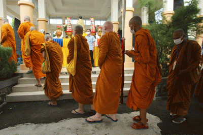 Puluhan Bhikkhu Sangha yang dipimpin YM Biksu Samantha Kusala Mahasthavira menggelar upacara ritual Api Dharma Tri Suci Waisak di Mrapen Grobogan.
