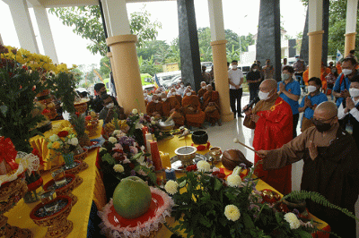 Puluhan Bhikkhu Sangha yang dipimpin YM Biksu Samantha Kusala Mahasthavira menggelar upacara ritual Api Dharma Tri Suci Waisak di Mrapen Grobogan.