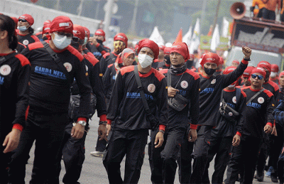 Massa aksi dari berbagai elemen buruh mulai memadati kawasan Gedung DPR RI di Jalan Gatot Subroto, Jakarta Pusat, Sabtu (14/5/2022).