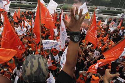 Buruh melakukan aksi unjuk rasa di depan gedung DPR, Jakarta, Sabtu (14/5/2022).