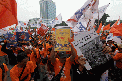 Buruh melakukan aksi unjuk rasa di depan gedung DPR, Jakarta, Sabtu (14/5/2022).