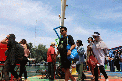 Wisatawan tiba di Dermaga Pelabuhan Pulau Pramuka, Provinsi DKI Jakarta, Sabtu (14/5/2022).
